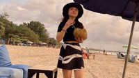Liburan di pantai enaknya menikmati suasana sambil minum air kelapa langsung dari batoknya. Hal ini pun juga dilakoni Marsha Aruan. Foto: Instagram aruanmarsha