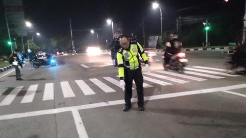 Polisi melakukan olah TKP di lokasi kecelakaan maut di Gianyar, Bali, Minggu (4/8/2024).