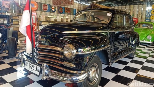 Tampilan mobil klasik Ibu Negara RI 1 Fatmawati yang ditampilkan di Kebon Vintage Cars Bali, Denpasar, Bali, Minggu (4/8/2024).