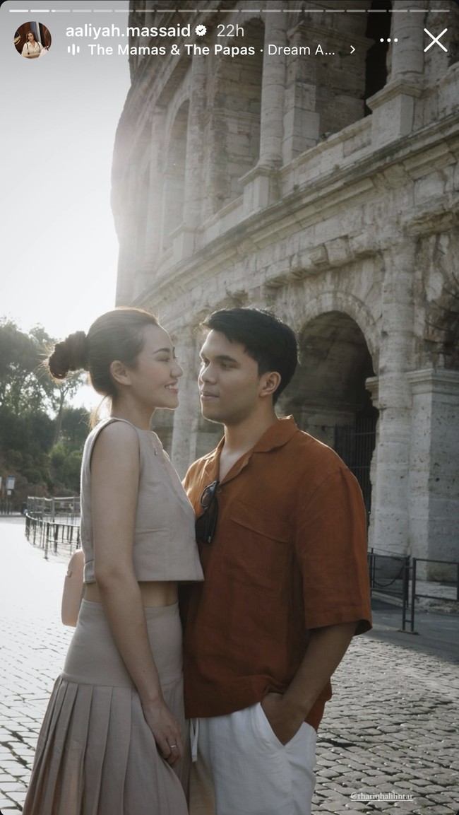 Sebagai pasangan yang baru menikah, Thariq dan Aaliyah tampil mesra dan romantis. Seperti dalam foto, terlihat keduanya yang saling bertatapan. Foto: Instagram