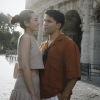 Sebagai pasangan yang baru menikah, Thariq dan Aaliyah tampil mesra dan romantis. Seperti dalam foto, terlihat keduanya yang saling bertatapan. Foto: Instagram