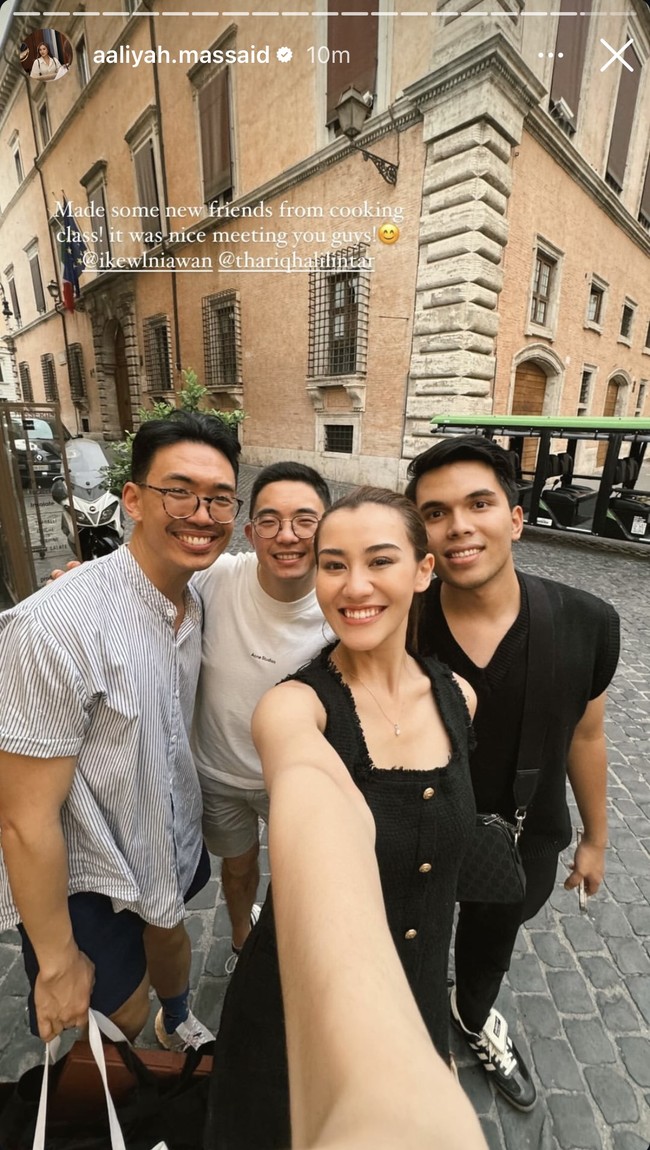 Keduanya juga memiliki teman baru dari sesi kelas memasak yang diikuti di sana. Keempatnya tampak berpose bersama. Foto: Instagram