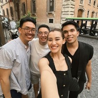 Keduanya juga memiliki teman baru dari sesi kelas memasak yang diikuti di sana. Keempatnya tampak berpose bersama. Foto: Instagram