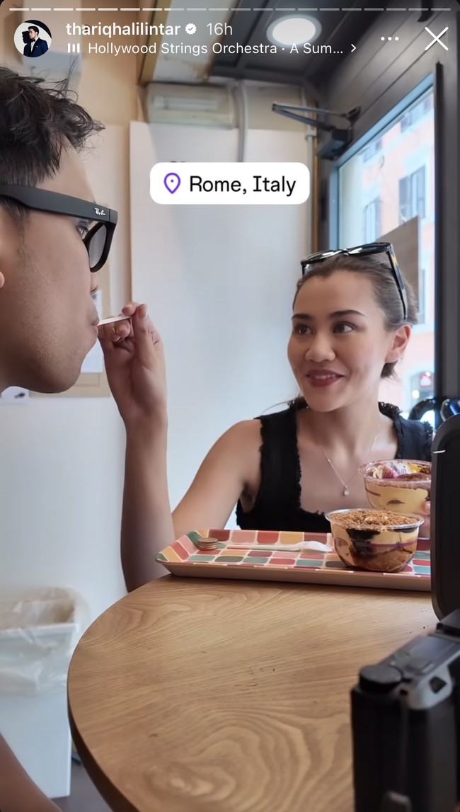 Keduanya juga berkuliner menjajal beragam makanan di Italia. Kembali pamer kemesraan, Aaliyah tampak menyuapi suaminya. Foto: Instagram