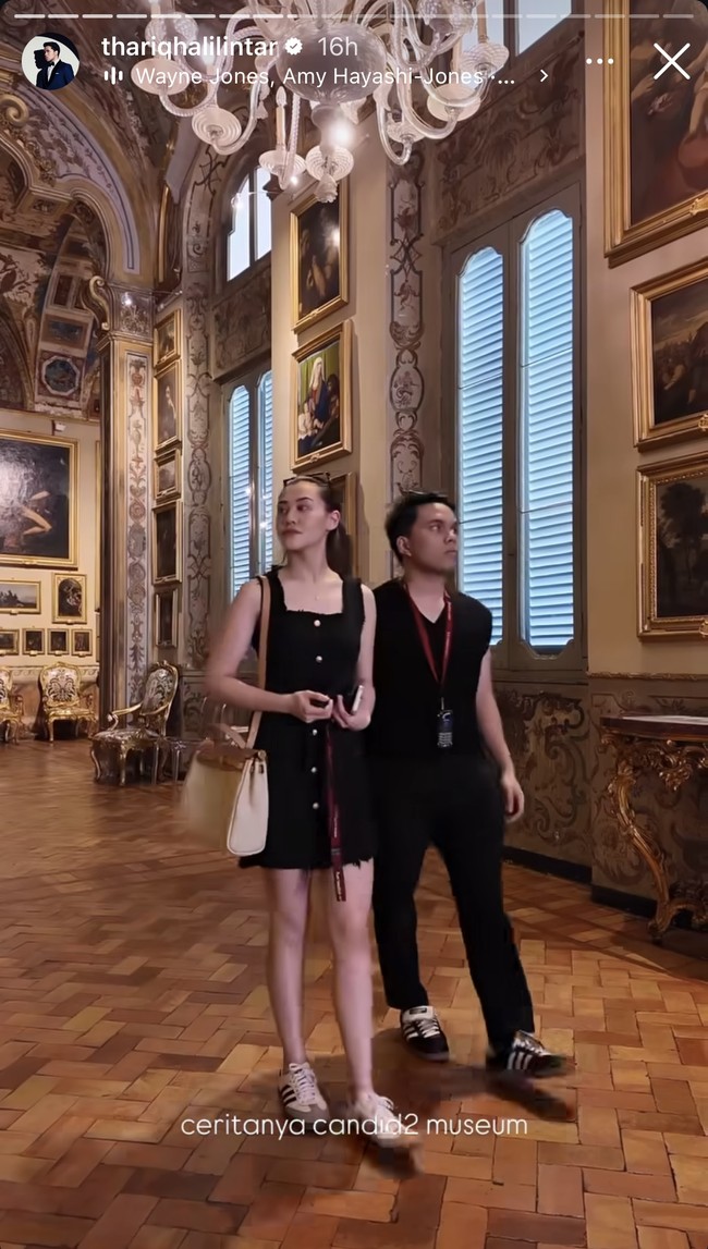 Thariq dan Aaliyah juga mengunjungi salah satu museum di Italia. Pesona pengantin baru tersebut terlihat semakin terpancar saat keduanya berbulan madu dan menghabiskan waktu bersama. Foto: Instagram