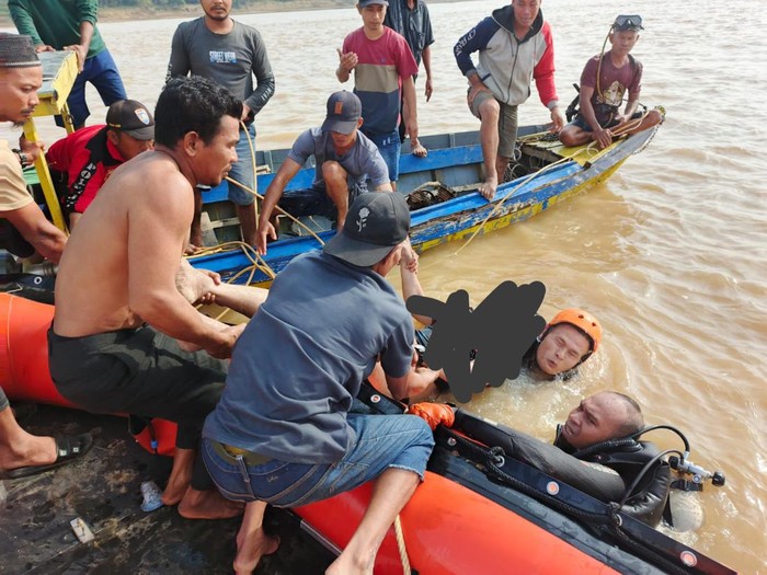Tim SAR mengevakuasi korban tenggelam di Sungai Batanghari