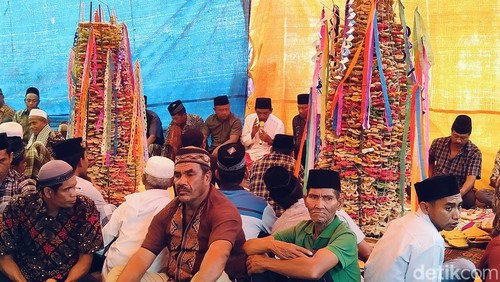 Tradisi soji (sajen) yang masih lestari di Dompu, NTB.