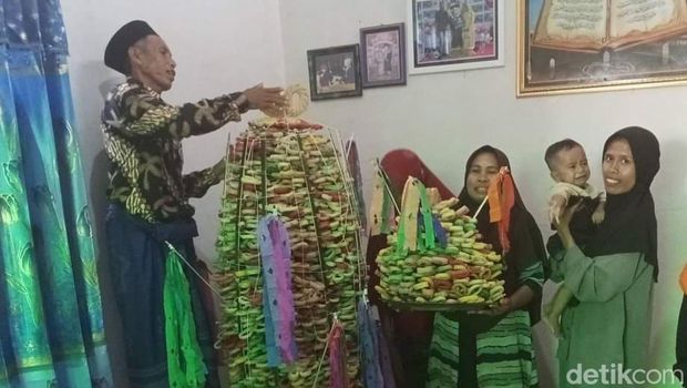 Tradisi soji (sajen) yang masih lestari di Dompu, NTB.