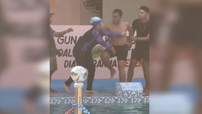 Viral guru les renang wanita ditendang pria. (Istimewa)