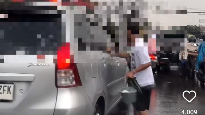 Viral Tukang Bersih Kaca Mobil di Bogor Guyur Busa Usai Tak Diberi Uang. (Tangkapan layar Instagram)