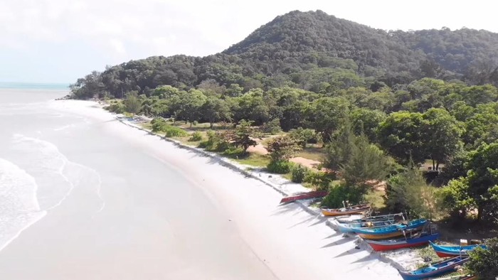 Wisata Pantai Tanjung Berikat di Bangka Tengah.