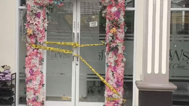 WSJ Clinic dipasangi garis polisi (Devi/detikcom)
