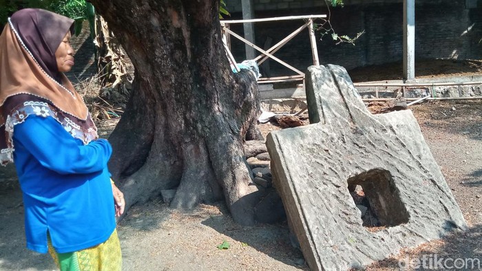 Yoni batu putih di Desa Gaden, Kecamatan Trucuk, Klaten.