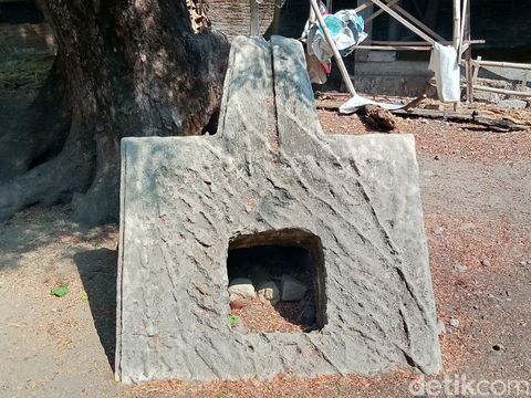 Yoni dari batu kapur putih di pekarangan warga Desa Gaden, Kecamatan Trucuk, Kabupaten Klaten, Minggu (4/8/2024).