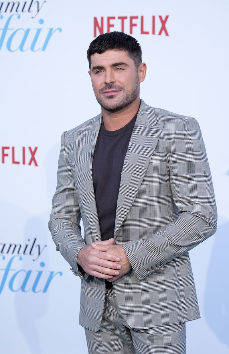 Zac Efron poses at the premiere of the Netflix film 
