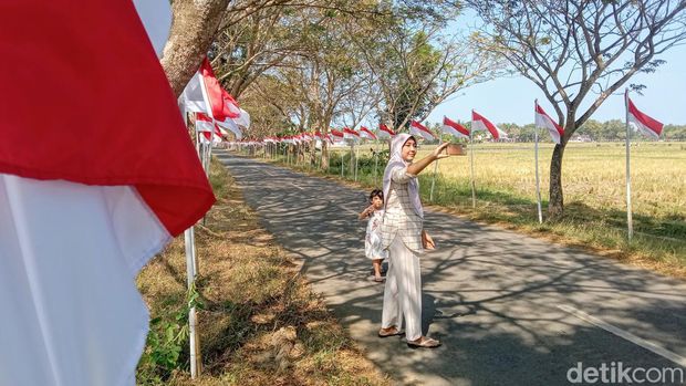 Warga Berfoto Selfie dengan Latar 1.708 Bendera di Desa Kembangkuning, Kecamatan, Ngombol, Purworejo, Senin (5/8/2024).