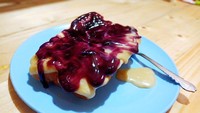 Tak hanya topping klasik biasa, tetapi di Pancong Laksana 27 juga ada topping selai blueberry yang manis lembut. Harga seporsinya juga dipatok mulai dari Rp 12 ribu. Lokasinya di Caringin Raya, Depok. Foto : Pancong Laksana 27