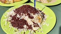 Kalau ke Blok M bisa temui kue pancong khas Betawi di Pancong Bulungan. Sejak tahun 1980-an, mereka menawarkan pancong lumer dengan adonan lezat. Pilihan toppingnya beragam, harganya mulai dari Rp 8 ribu. Foto : detikcom