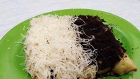 Warkop Pancong Lumer menawarkan pancong dengan berbagai topping, mulai dari cokelat, Milo, keju, Oreo, sampai green tea. Adonan dan toppingnya lumer di mulut, harganya mulai dari Rp 7.000. Foto : Google Review / Warung Pancong Lumer