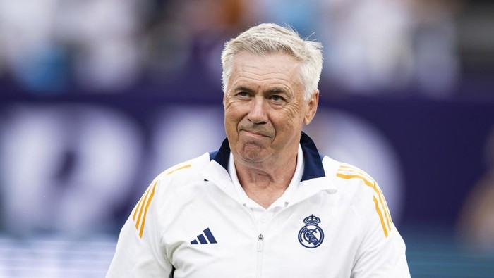 EAST RUTHERFORD, NEW JERSEY - AUGUST 3: Carlo Ancelotti, head coach of Real Madrid walks onto the pitch before in the pre-season friendly match against the FC Barcelona at MetLife Stadium on August 3, 2024 in East Rutherford, New Jersey. (Photo by Ira L. Black/Getty Images)