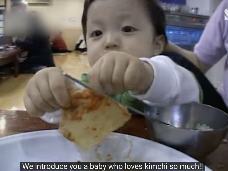 5 Bocah Ini Doyan Makanan Nyeleneh, Petai Mentah hingga Gurita Hidup