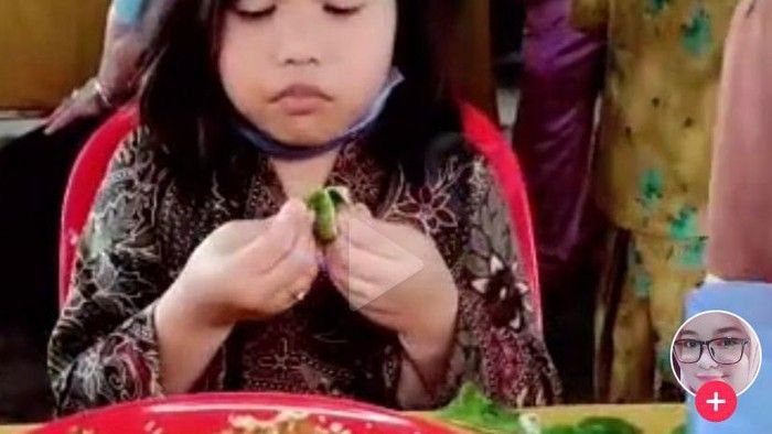 5 Bocah Ini Doyan Makanan Nyeleneh, Petai Mentah hingga Gurita Hidup