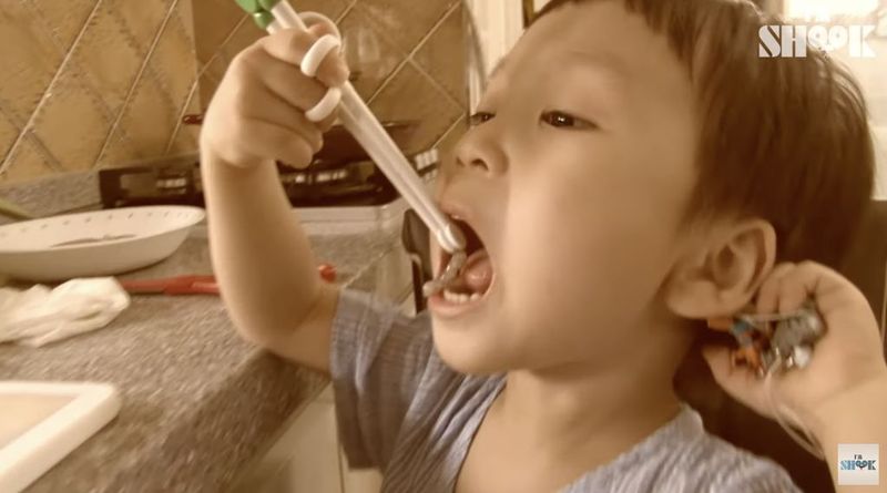 5 Bocah Ini Doyan Makanan Nyeleneh, Petai Mentah hingga Gurita Hidup