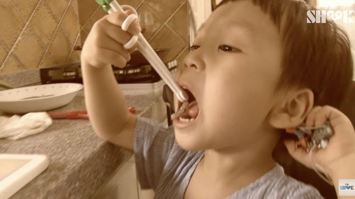 5 Bocah Ini Doyan Makanan Nyeleneh, Petai Mentah hingga Gurita Hidup