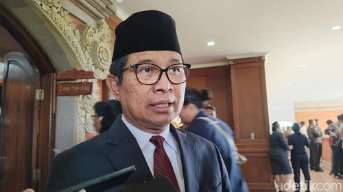 Adi Arnawa seusai hadir di acara pelantikan anggota DPRD di Puspem Badung 2024-2029, Senin (5/8/2024).