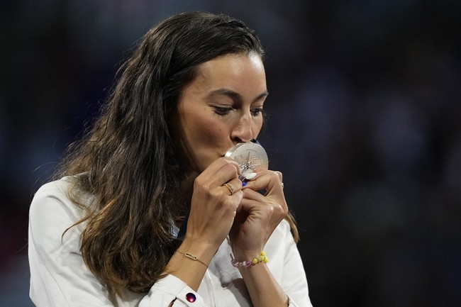 Shacarri Richardson bukan satu-satunya atlet yang tampil dengan kuku berhias nail-art. Dari cabang olahraga anggar (fencing), ada atlet Sara Balzer.  (Foto: AP Photo/Andrew Medichini)