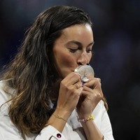 Shacarri Richardson bukan satu-satunya atlet yang tampil dengan kuku berhias nail-art. Dari cabang olahraga anggar (fencing), ada atlet Sara Balzer.  (Foto: AP Photo/Andrew Medichini)