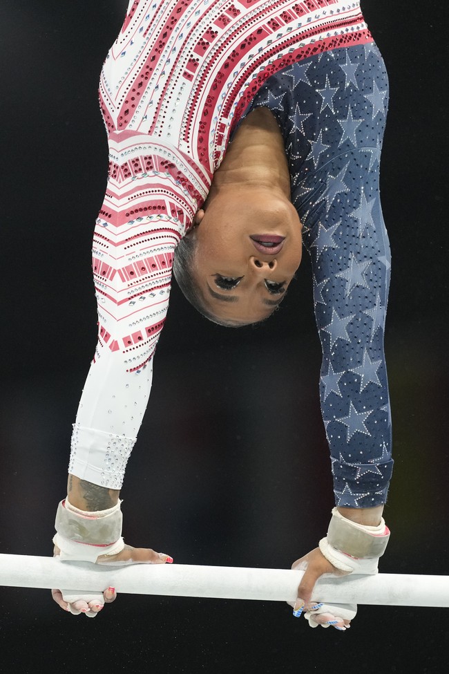 Kuku atlet senam AS Jordan Chiles juga maksimal dengan nail art di Olimpiade 2024 Paris. Meski panjang, kukunya tidak menghalangi perempuan 23 tahun itu untuk menaklukan tantangan palang bertingkat (uneven bars). (Foto: AP Photo/Charlie Riede)