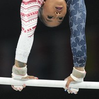 Kuku atlet senam AS Jordan Chiles juga maksimal dengan nail art di Olimpiade 2024 Paris. Meski panjang, kukunya tidak menghalangi perempuan 23 tahun itu untuk menaklukan tantangan palang bertingkat (uneven bars). (Foto: AP Photo/Charlie Riede)