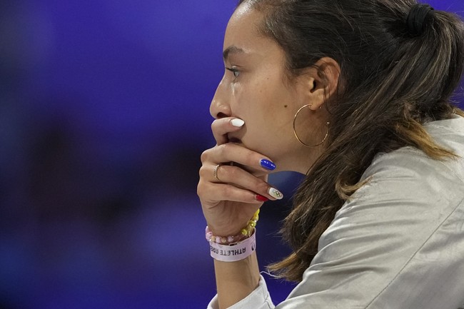 Pemenang medali perak itu menghiasi kukunya dengan kombinasi warna bendera Prancis yang terdiri dari merah, putih, dan biru. Tidak ketinggalan bendera Olimpiade yang menampilkan lima cincin warna-warni yang saling terikat. (Foto: AP Photo/Vadim Ghirda)