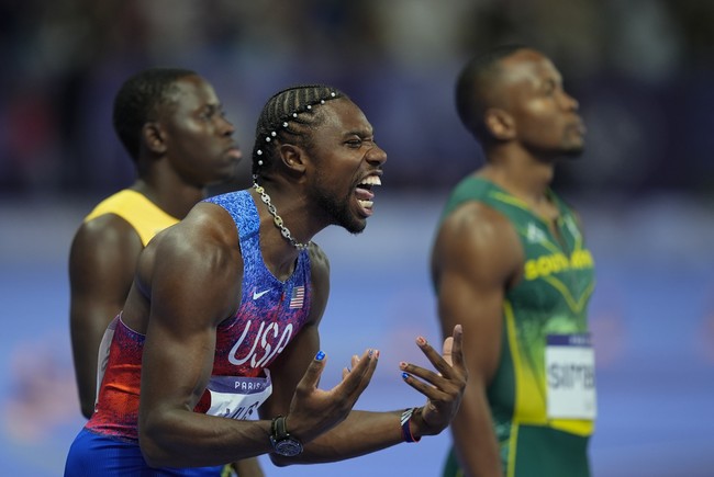 Atlet pria pun bersolek dengan kuku hias. Tengok saja penampilan atlet lari Noah Lyles dari Amerika Serikat. Ia menghiasi kukunya dengan gambar berbentuk bintang dan kilat. (Foto: AP Photo/Rebecca Blackwell)