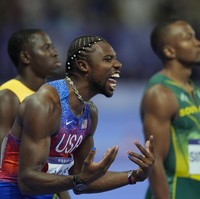 Atlet pria pun bersolek dengan kuku hias. Tengok saja penampilan atlet lari Noah Lyles dari Amerika Serikat. Ia menghiasi kukunya dengan gambar berbentuk bintang dan kilat. (Foto: AP Photo/Rebecca Blackwell)
