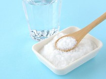 Minum Air Garam Hangat Tiap Hari Punya 9 Manfaat Sehat Ini