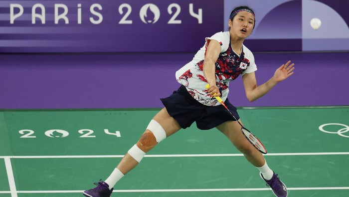 Paris 2024 Olympics - Badminton - Womens Singles Quarterfinals - Porte de La Chapelle Arena, Paris, France - August 03, 2024. Se Young An of South Korea in action during the match against Akane Yamaguchi of Japan. REUTERS/Hamad I Mohammed