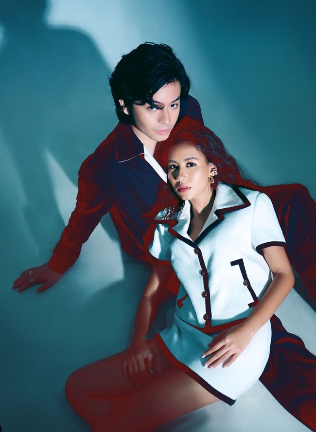 Tampil dengan look berbeda, gaya keduanya kali ini juga tak kalah mencuri atensi. Di pemotretan kali ini Angga dan Shenina tampak mengenakan busana berwarna monokrom dari Gucci. Foto: Instagram/@angga