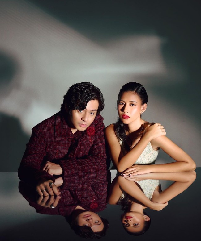 Di look ketiga Shenina dan Angga tampil mengenakan pakaian dari Chanel. Angga tampak mengenakan baju berkerah berwarna merah marun, sementara Shenina mengenakan pakaian tanpa lengan berwarna krem. Foto: Instagram/@angga