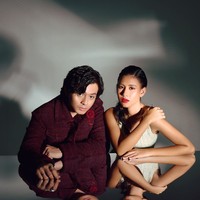 Di look ketiga Shenina dan Angga tampil mengenakan pakaian dari Chanel. Angga tampak mengenakan baju berkerah berwarna merah marun, sementara Shenina mengenakan pakaian tanpa lengan berwarna krem. Foto: Instagram/@angga