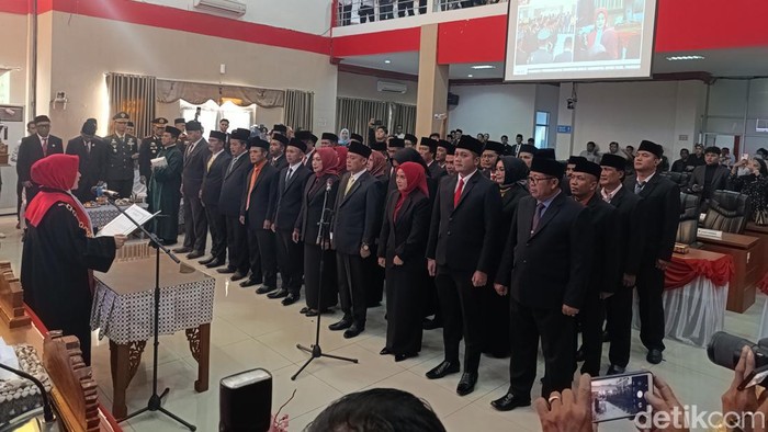 Anggota DPRD Pangandaran yang baru dilantik.
