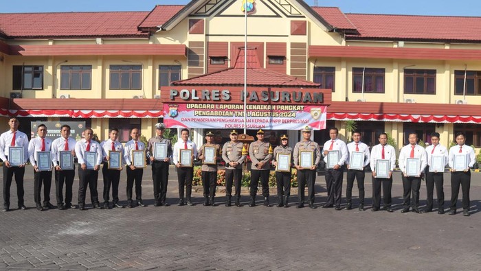 Anggota Polres Pasuruan mendapatkan penghargaan dari Kapolres AKBP Teddy
