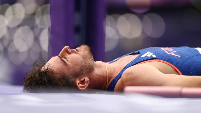 Paris 2024 Olympics - Athletics - Mens Pole Vault Qualification - Stade de France, Saint-Denis, France - August 03, 2024. Anthony Ammirati of France reacts. REUTERS/Kai Pfaffenbach