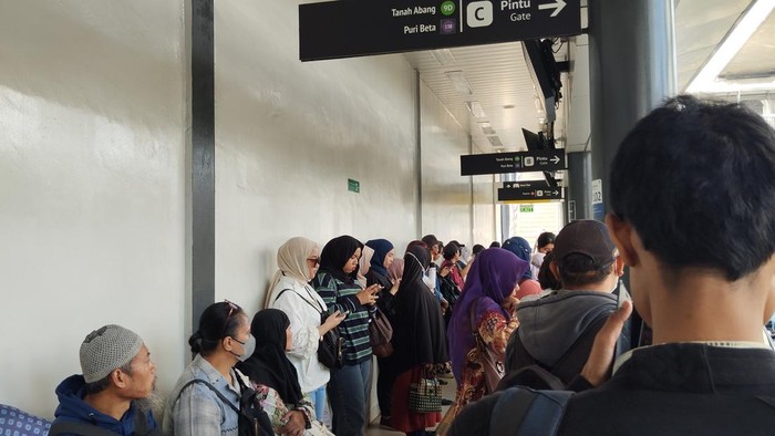 Antrean di Halte Bus TransJakarta Pancoran (Fawdi/detikcom)