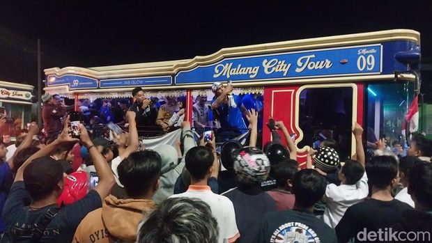Aremania sambut tim Arema FC usai juara Piala Presiden 2024