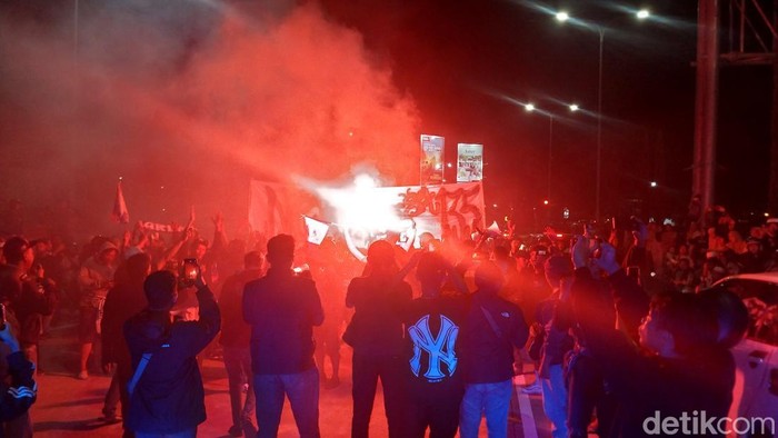 Aremania sambut tim Arema FC usai juara Piala Presiden 2024