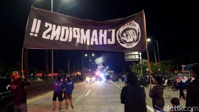 Aremania sambut tim Arema FC usai juara Piala Presiden 2024 Aremania sambut tim Arema FC usai juara Piala Presiden 2024