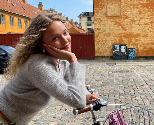 Tidak banyak informasi mengenai pacar baru Tobey Maguire ini. Namun sebagai model, wanita berambut pirang tersebut sudah cukup sering bekerja sama dengan brand-brand terkanl. Foto: Instagram Babette Strijbos