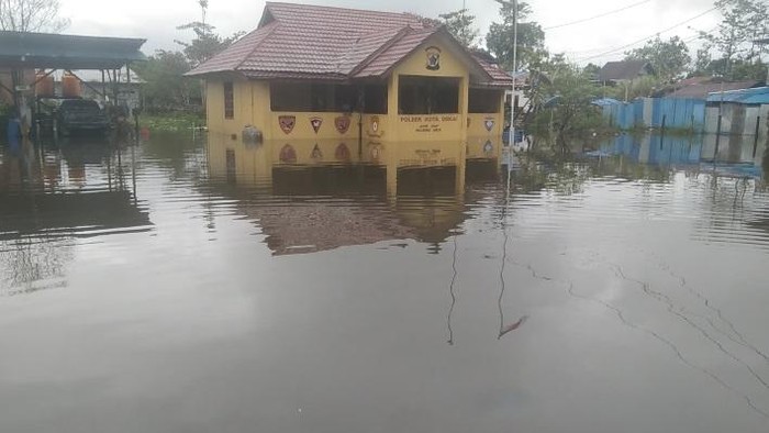 Banjir menerjang Distrik Dekai, Kabupaten Yahukimo, Papua Pegunung.